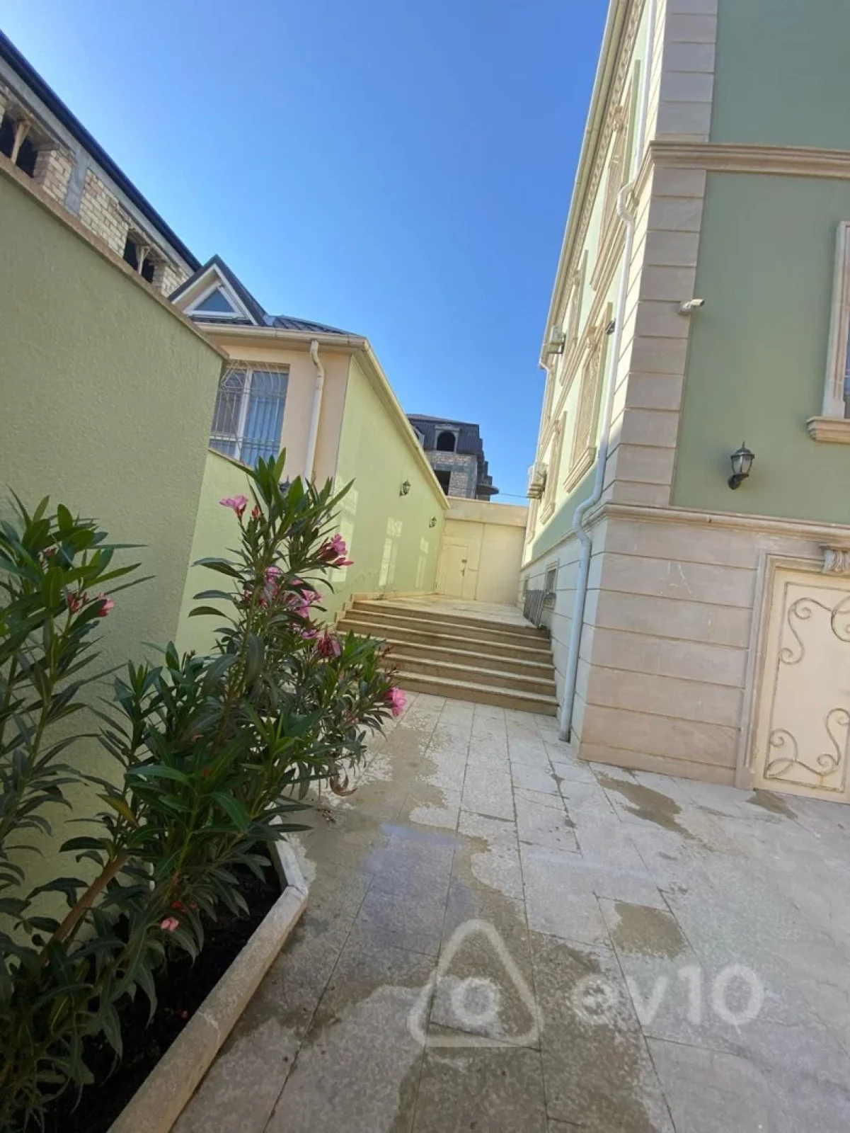 Kirayə verilir 6 otaqlı həyət evi 350 m²