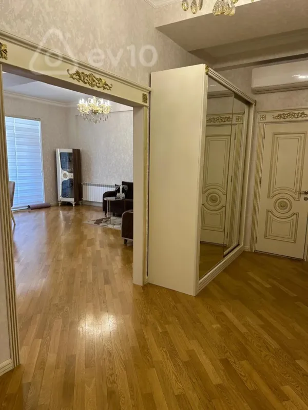Kirayə verilir 3 otaqlı yeni tikili 160 m²