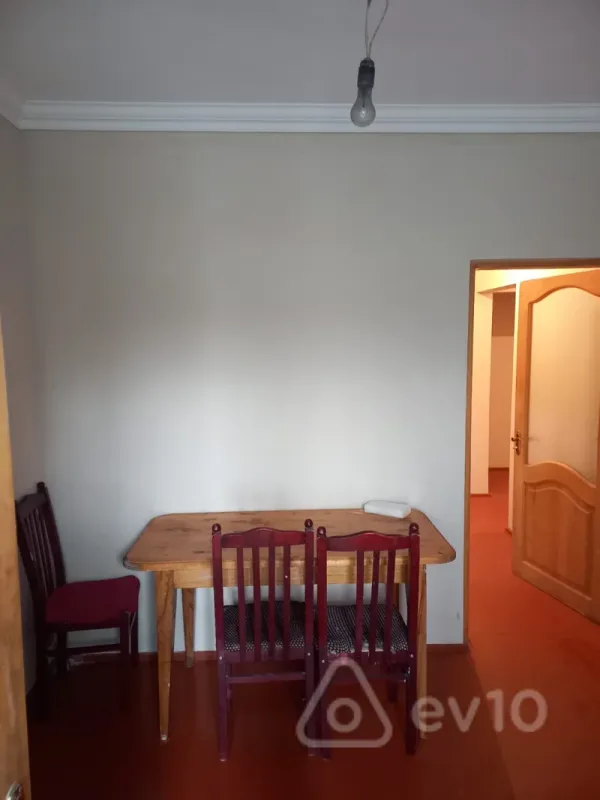 Satılır 2 otaqlı köhnə tikili 65 m²