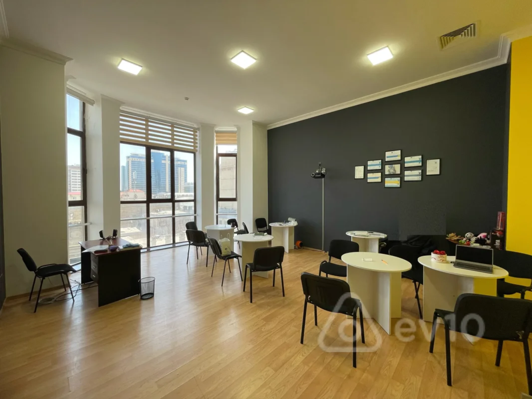 Kirayə verilir 4 otaqlı ofis 150 m²