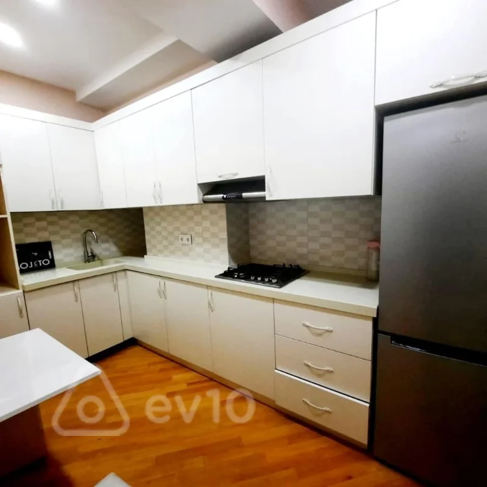Kirayə verilir 2 otaqlı yeni tikili 75 m²