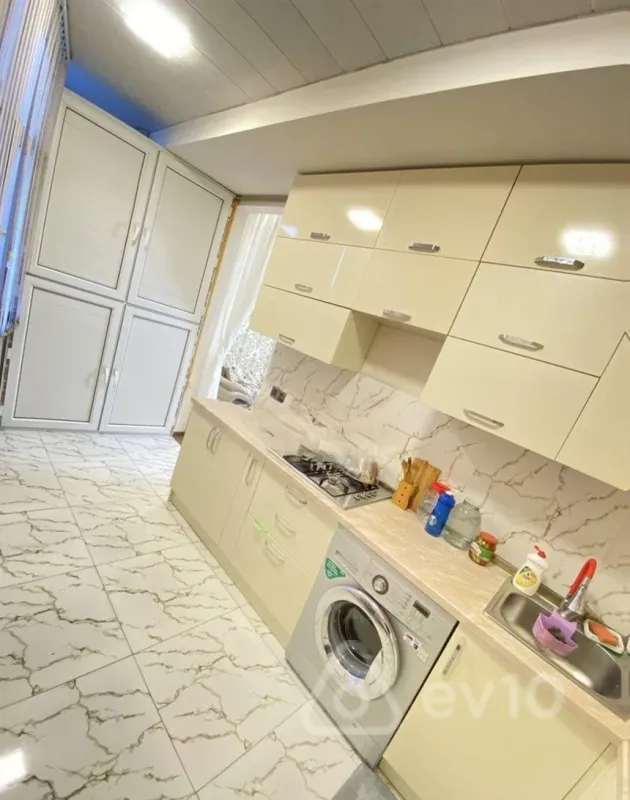 Satılır 3 otaqlı köhnə tikili 90 m²