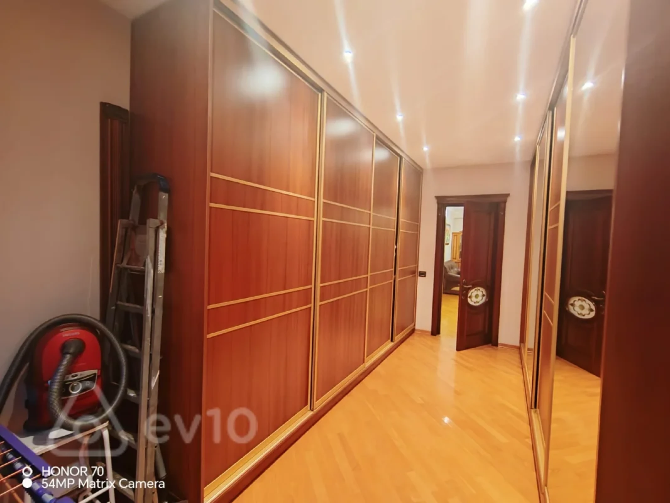Satılır 4 otaqlı yeni tikili 240 m²