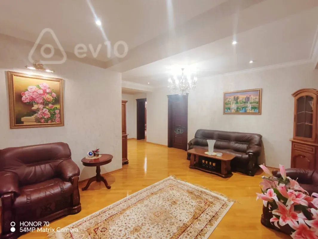 Satılır 4 otaqlı yeni tikili 240 m²