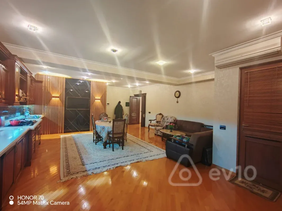 Satılır 4 otaqlı yeni tikili 240 m²