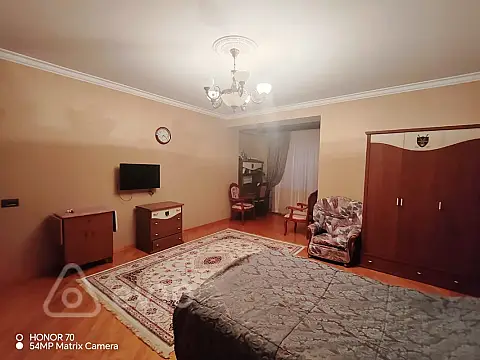 Satılır 4 otaqlı yeni tikili 240 m²