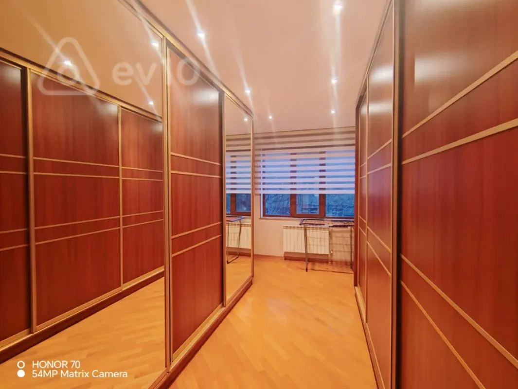 Satılır 4 otaqlı yeni tikili 240 m²