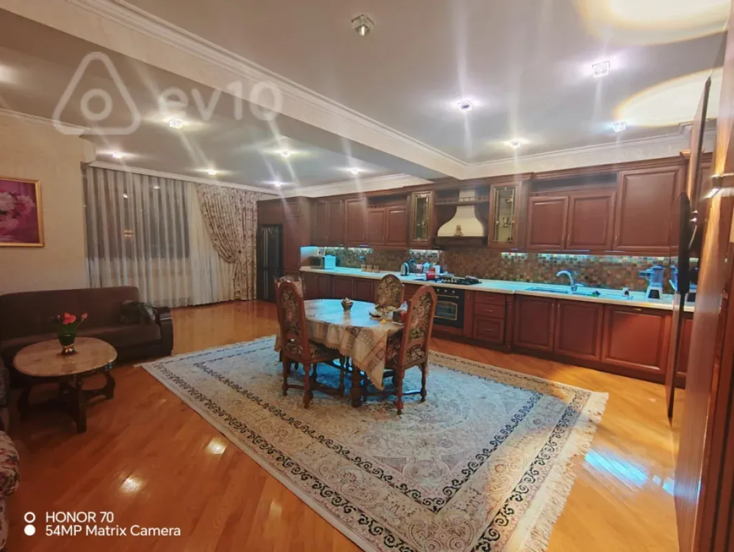 Satılır 4 otaqlı yeni tikili 240 m²