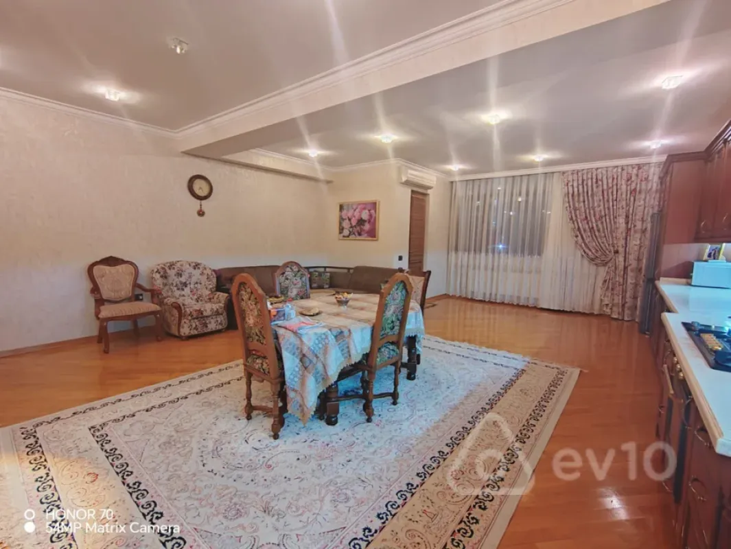 Satılır 4 otaqlı yeni tikili 240 m²