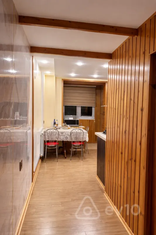 Satılır 4 otaqlı köhnə tikili 110 m²