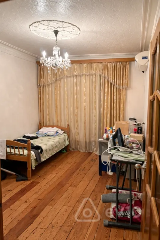 Satılır 4 otaqlı köhnə tikili 110 m²