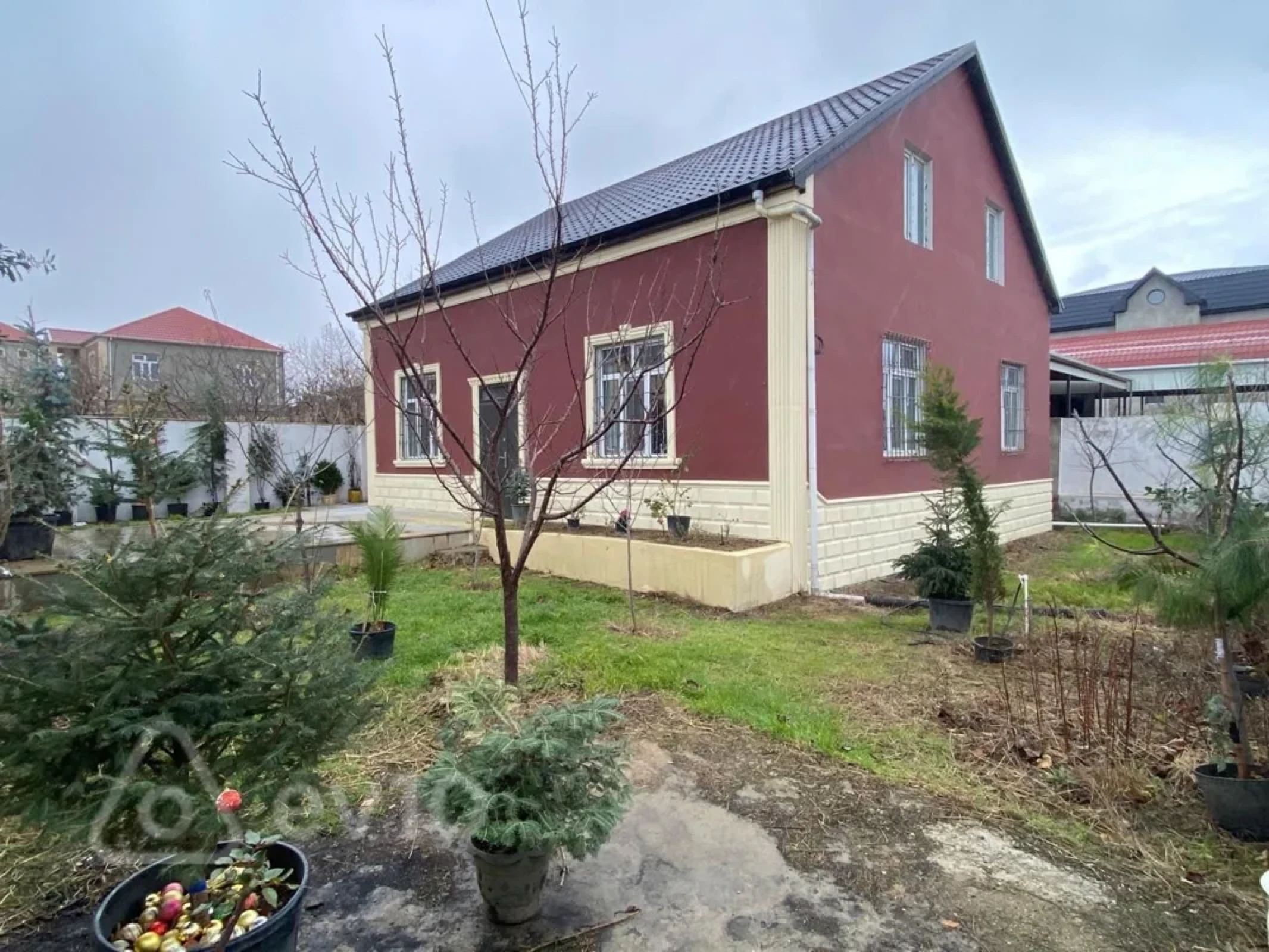 Satılır 4 otaqlı həyət evi 400 m²