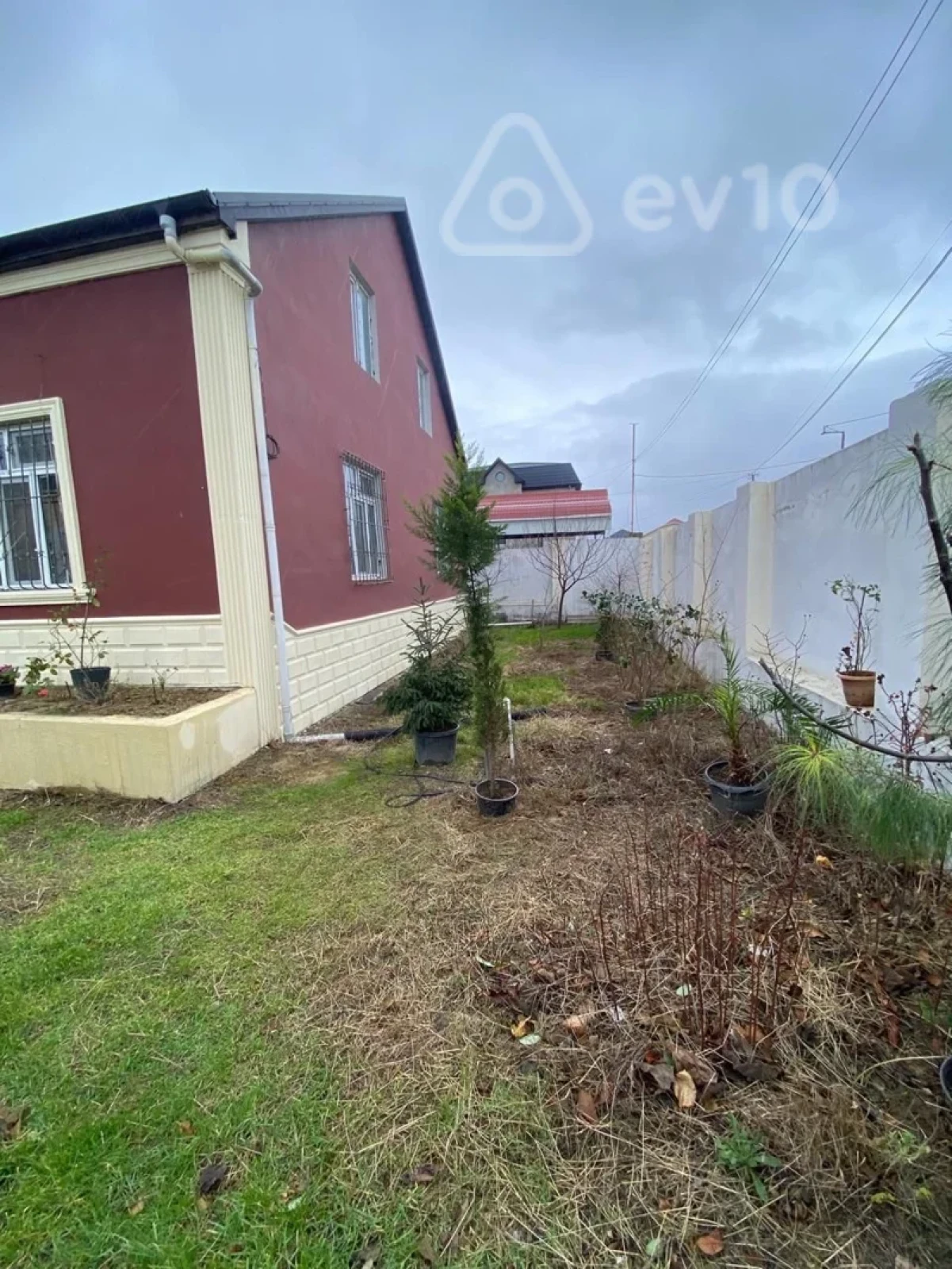 Satılır 4 otaqlı həyət evi 400 m²