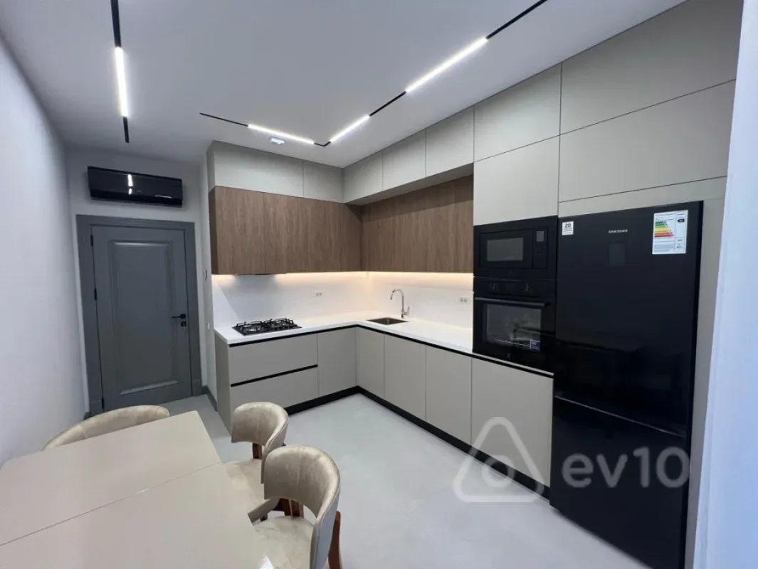 Kirayə verilir 3 otaqlı yeni tikili 148 m²