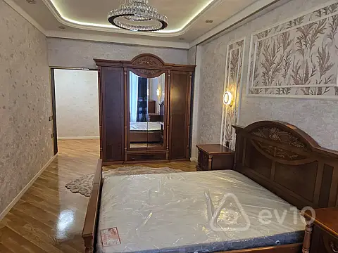 Kirayə verilir 3 otaqlı yeni tikili 180 m²