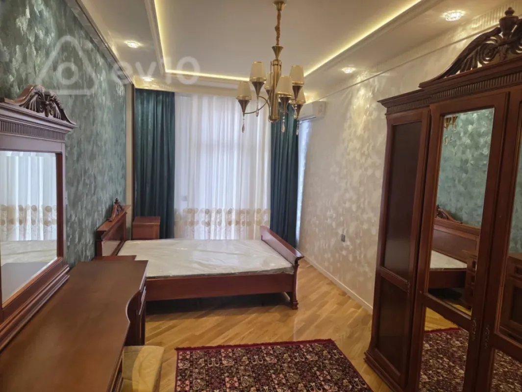 Kirayə verilir 3 otaqlı yeni tikili 180 m²