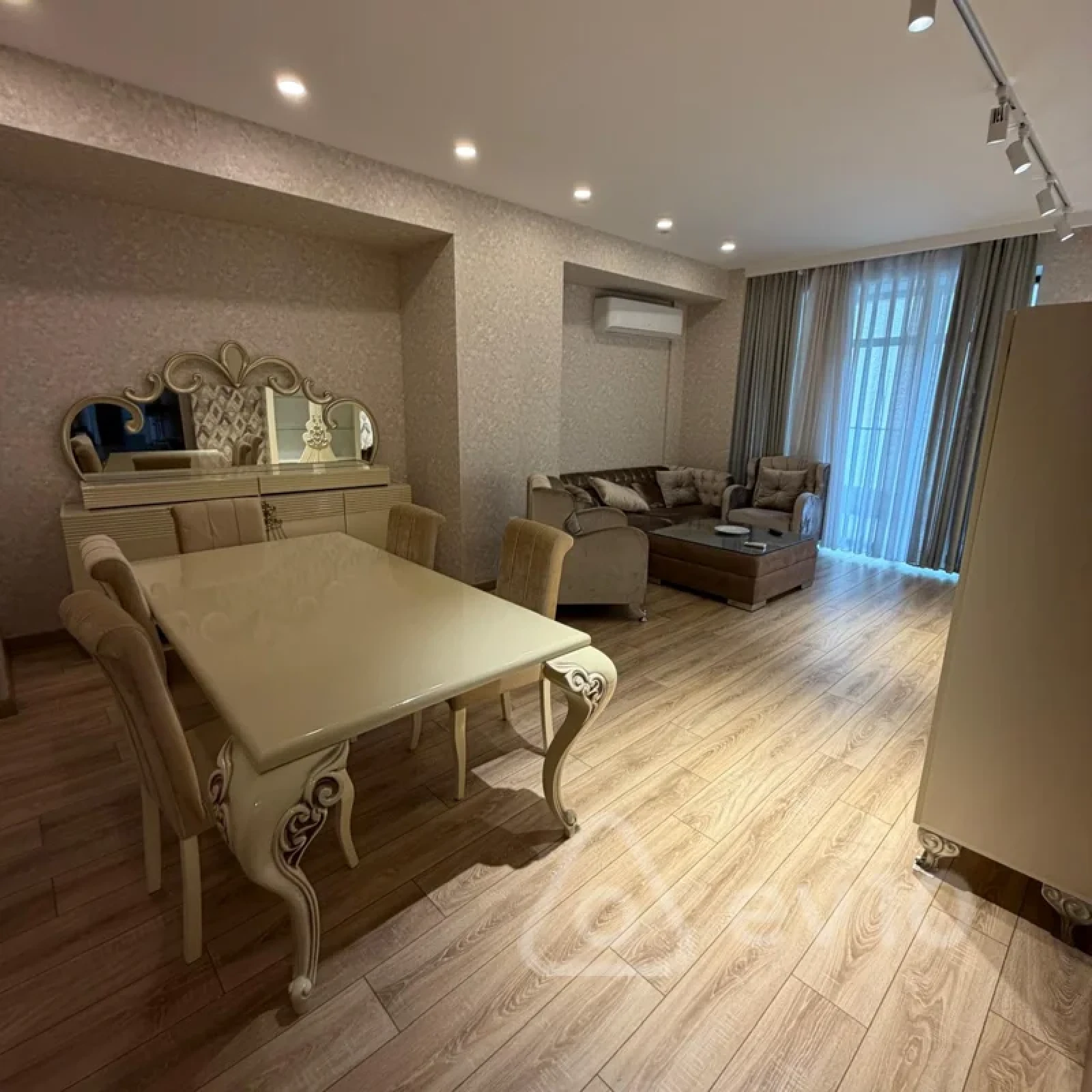 Kirayə verilir 4 otaqlı yeni tikili 178 m²