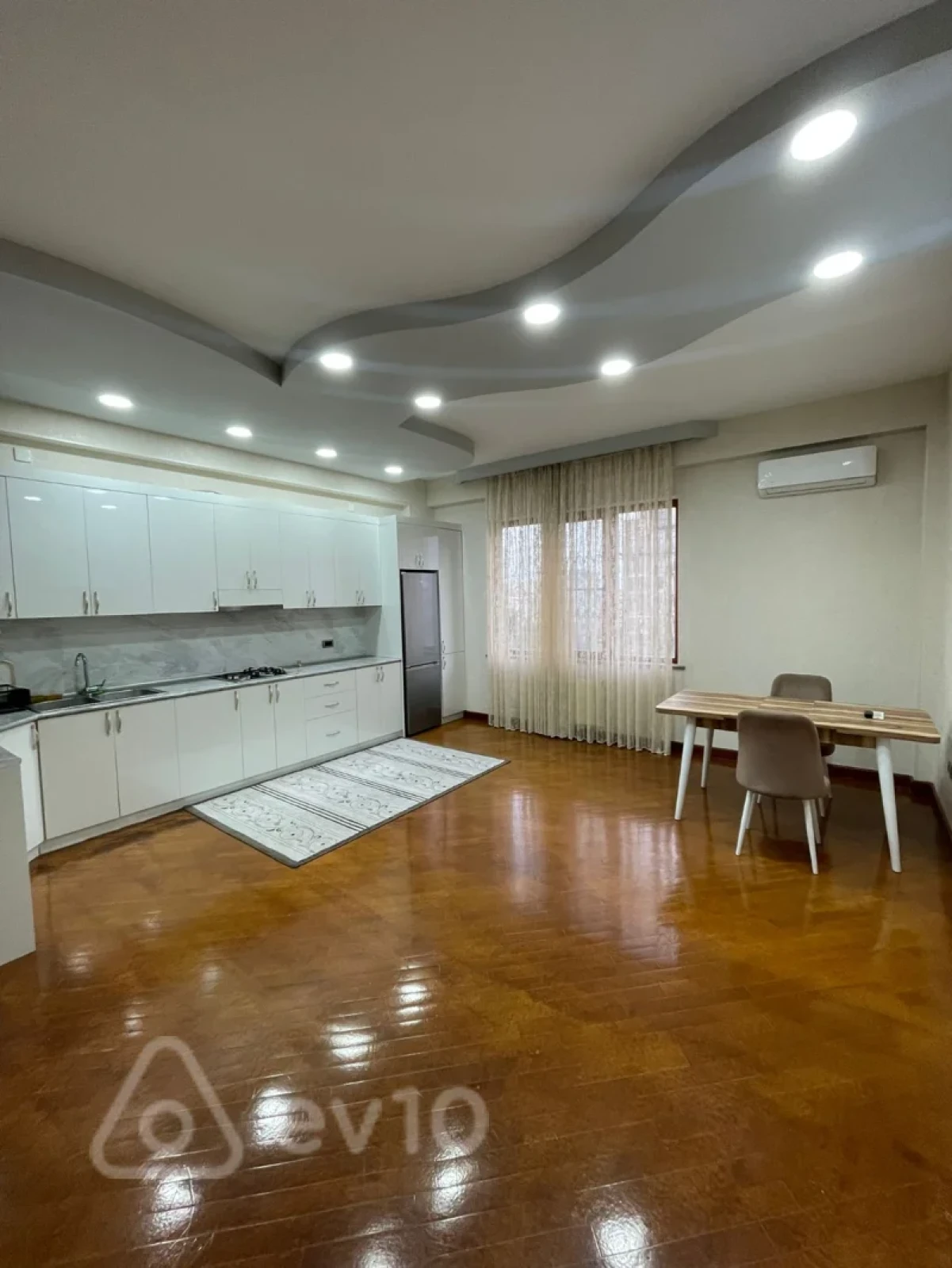 Kirayə verilir 3 otaqlı yeni tikili 220 m²