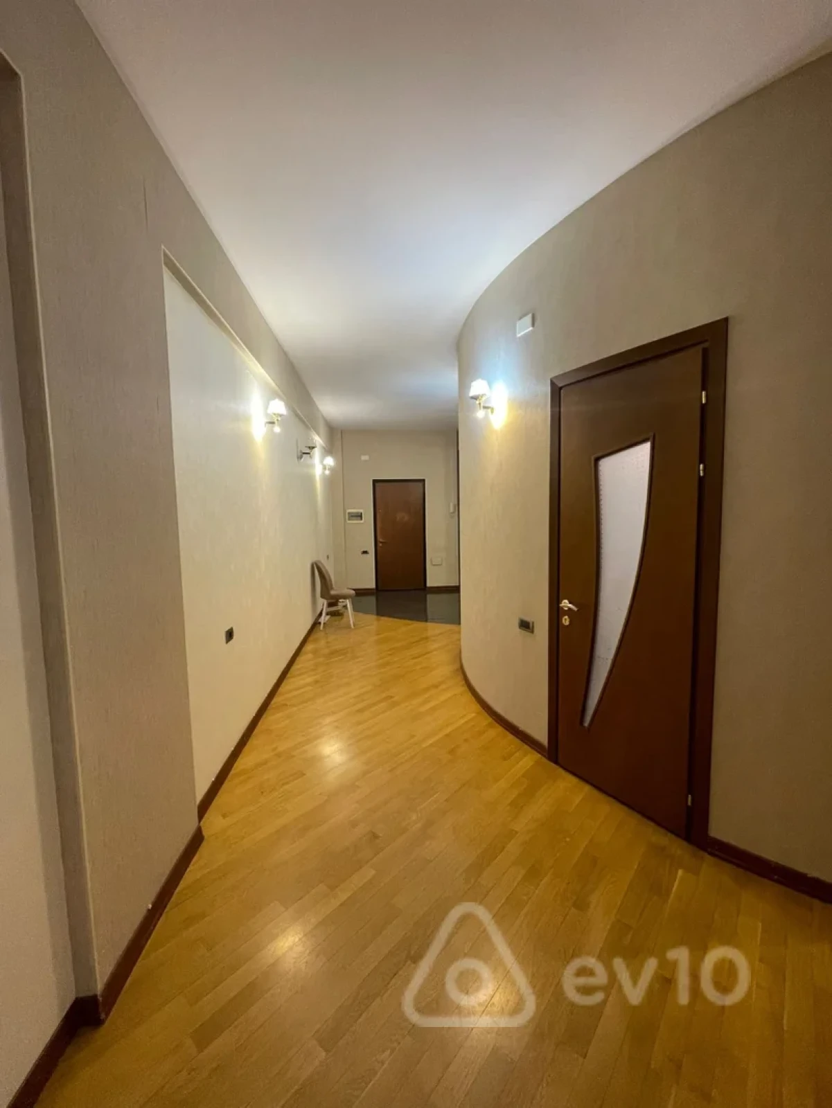 Kirayə verilir 3 otaqlı yeni tikili 220 m²