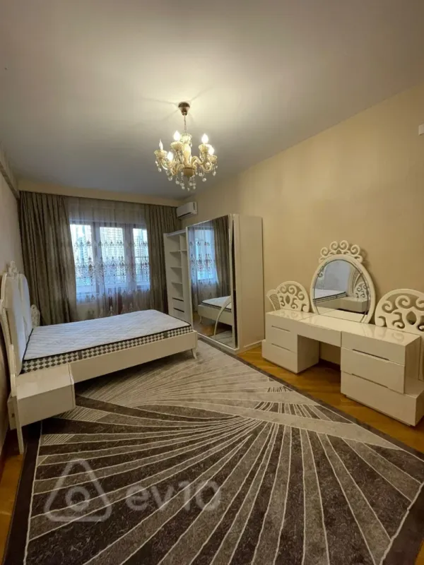 Kirayə verilir 3 otaqlı yeni tikili 220 m²
