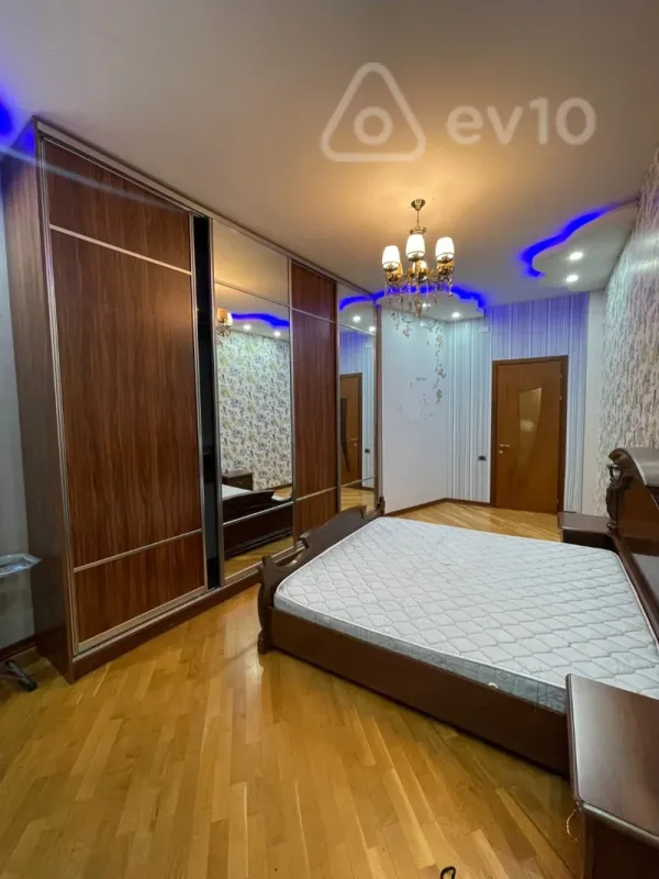 Kirayə verilir 3 otaqlı yeni tikili 220 m²