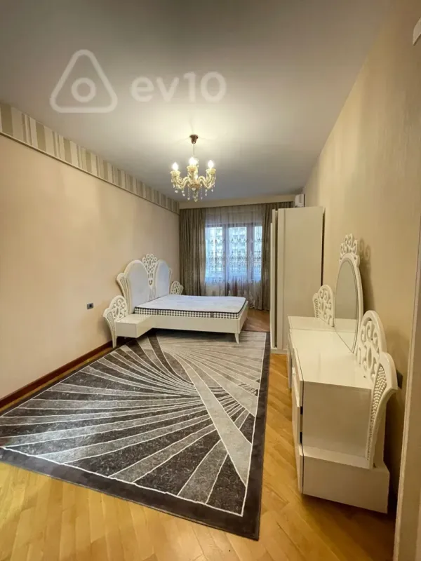 Kirayə verilir 3 otaqlı yeni tikili 220 m²