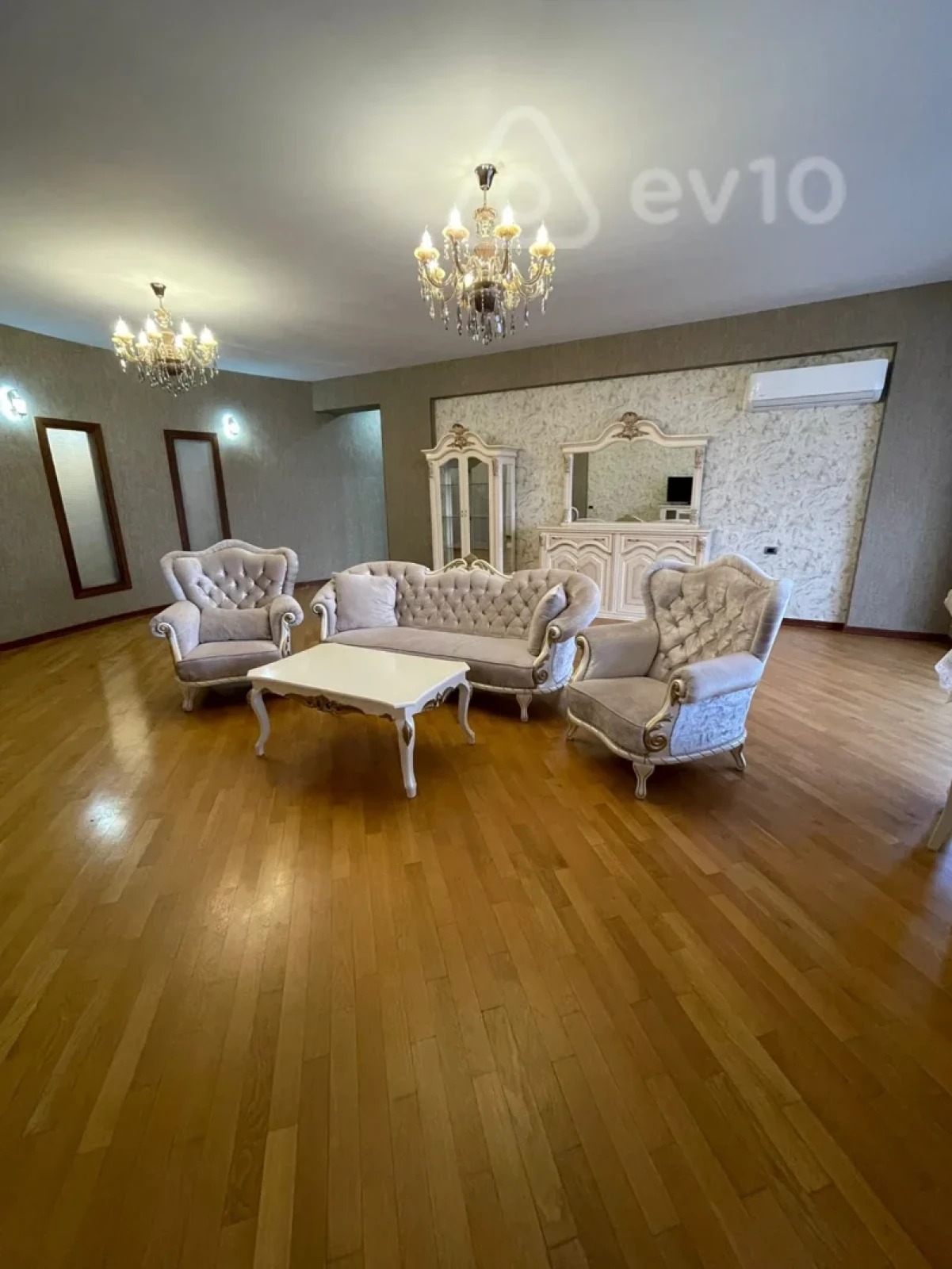 Kirayə verilir 3 otaqlı yeni tikili 220 m²