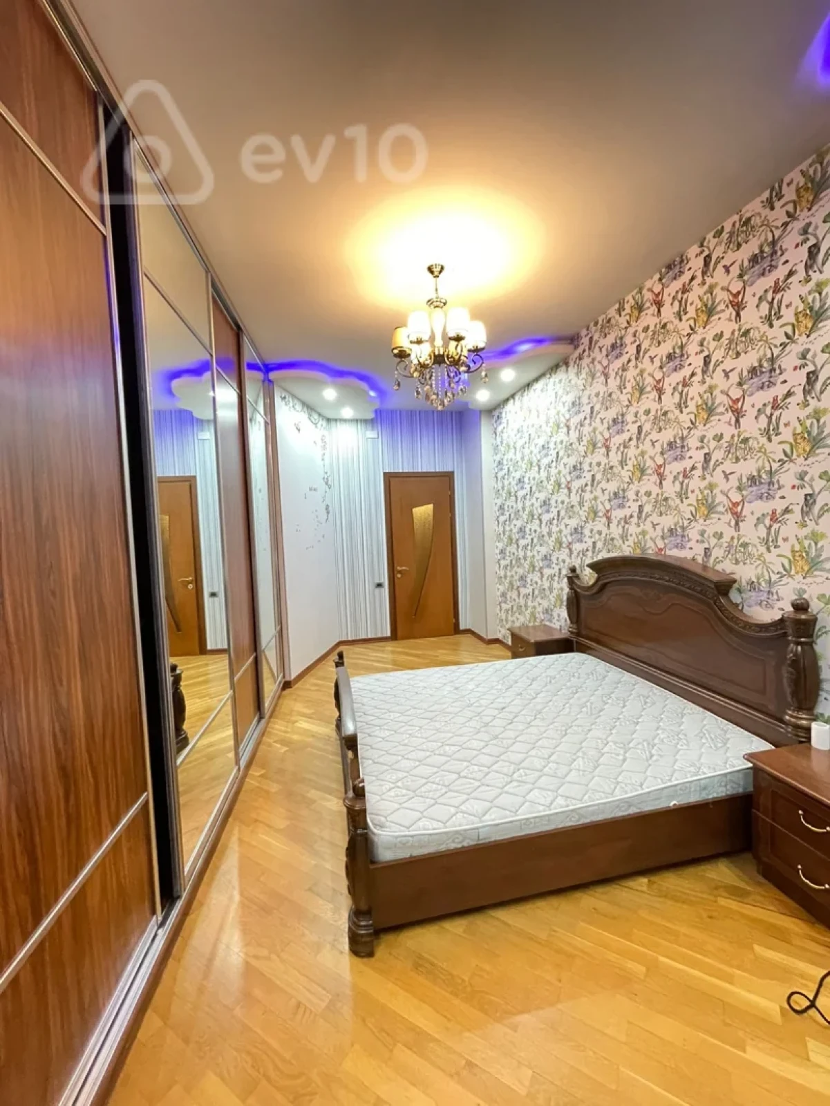 Kirayə verilir 3 otaqlı yeni tikili 220 m²