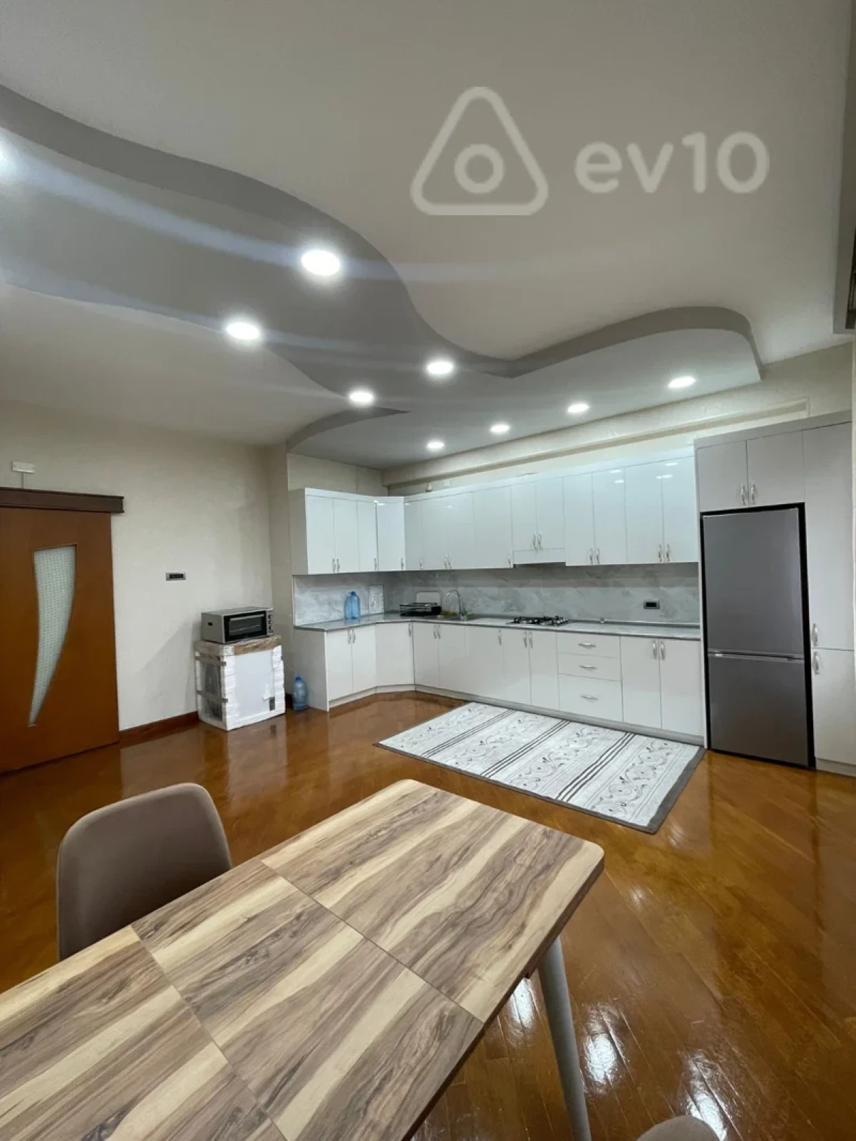 Kirayə verilir 3 otaqlı yeni tikili 220 m²