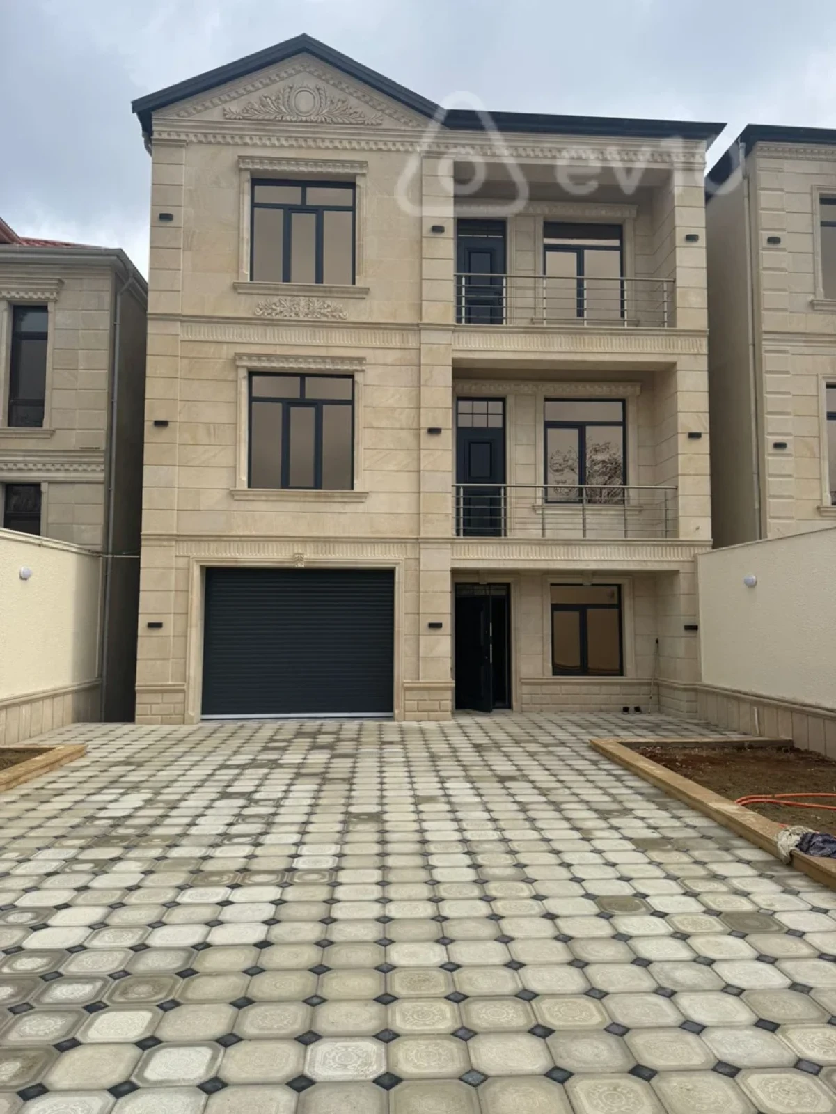 Satılır 5 otaqlı həyət evi 336 m²