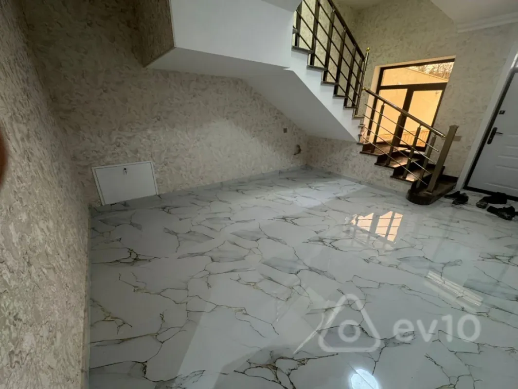 Satılır 5 otaqlı həyət evi 336 m²