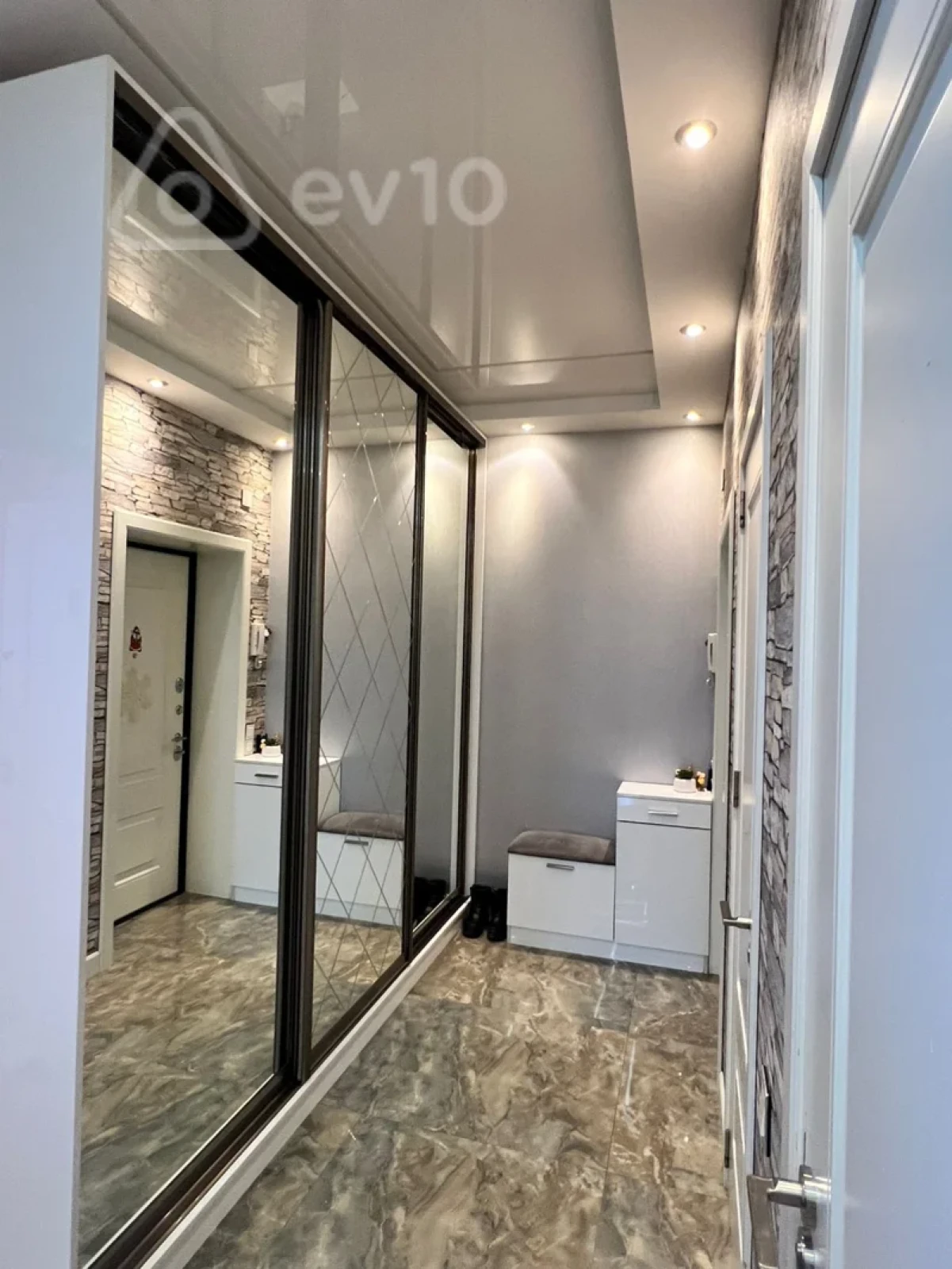 Satılır 3 otaqlı yeni tikili 135 m²