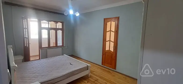 Kirayə verilir 3 otaqlı köhnə tikili 90 m²