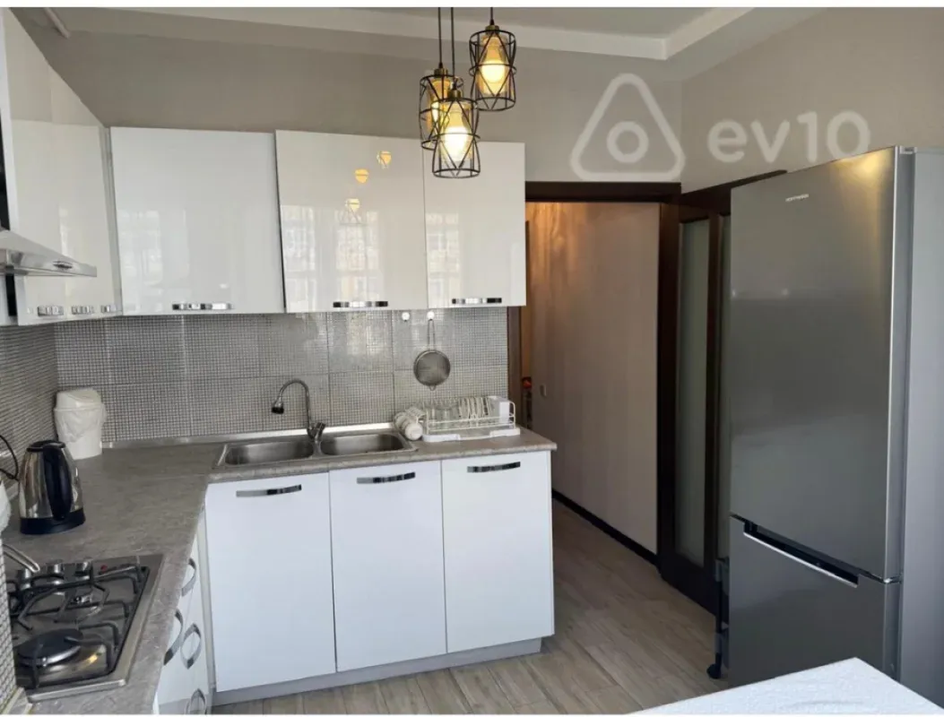 Kirayə verilir 2 otaqlı köhnə tikili 61 m²