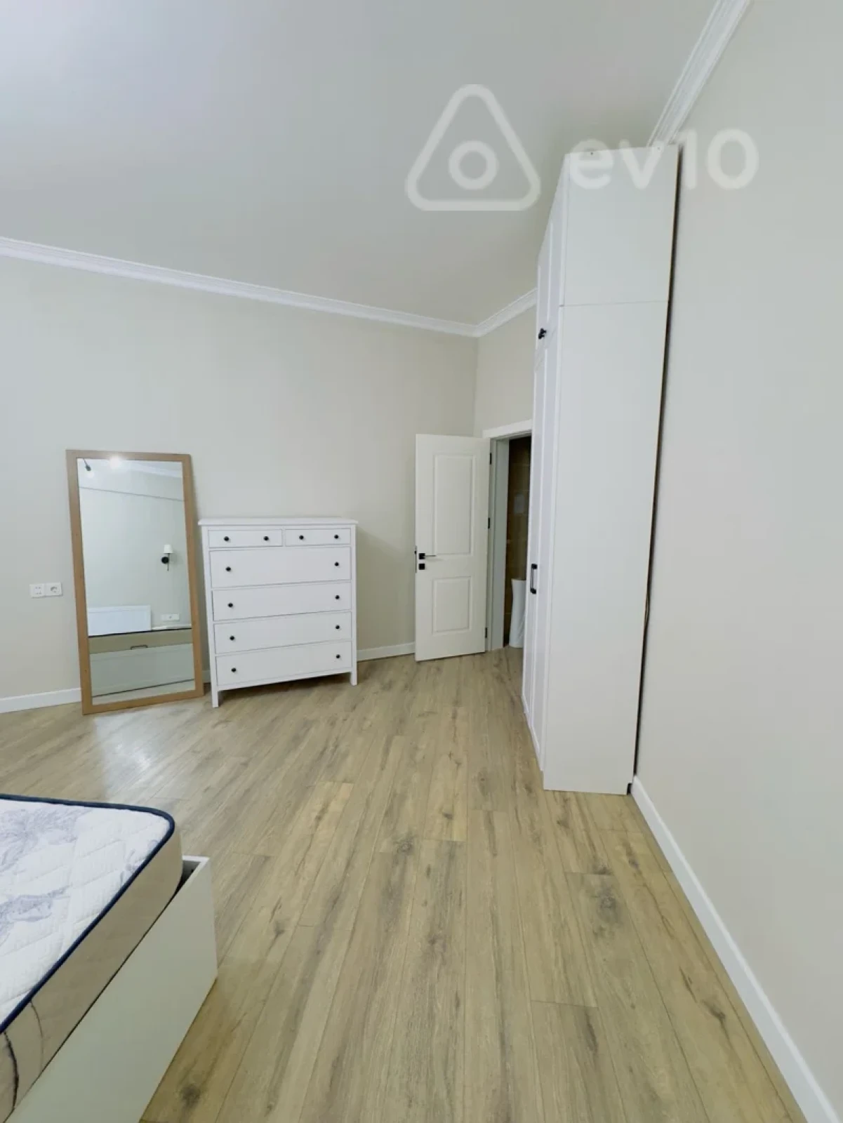 Kirayə verilir 3 otaqlı yeni tikili 140 m²