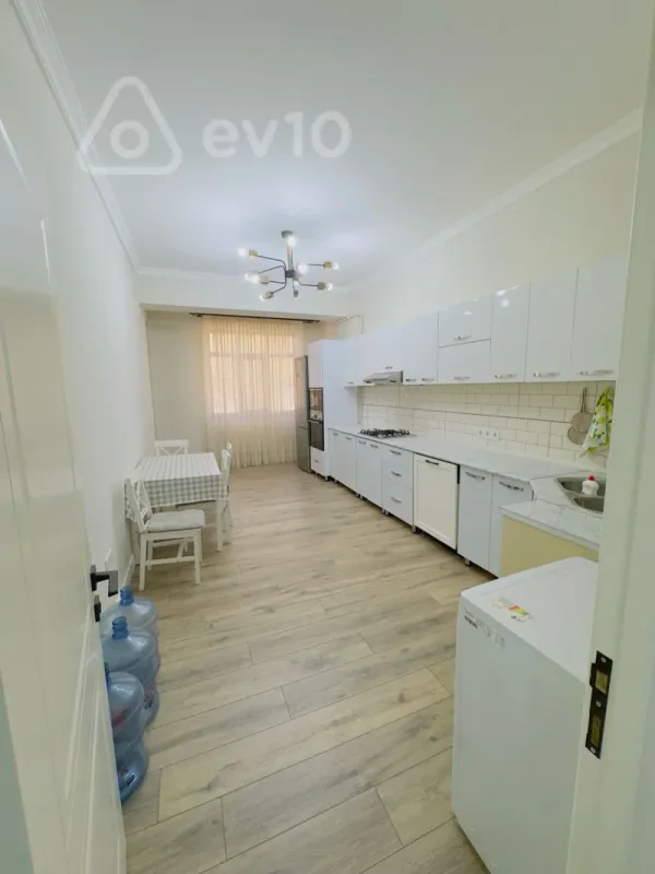 Kirayə verilir 3 otaqlı yeni tikili 140 m²