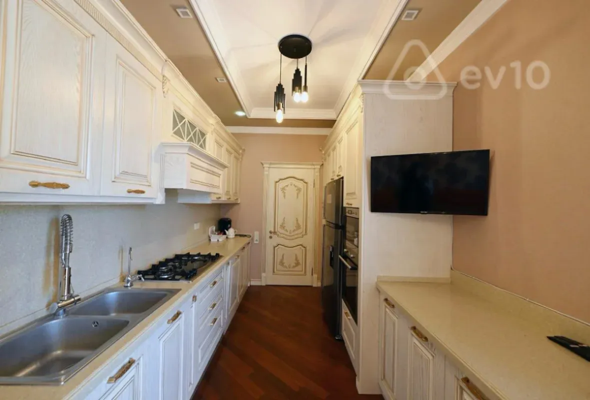 Kirayə verilir 3 otaqlı yeni tikili 140 m²