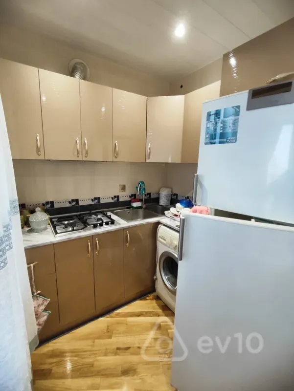 Satılır 2 otaqlı köhnə tikili 64 m²