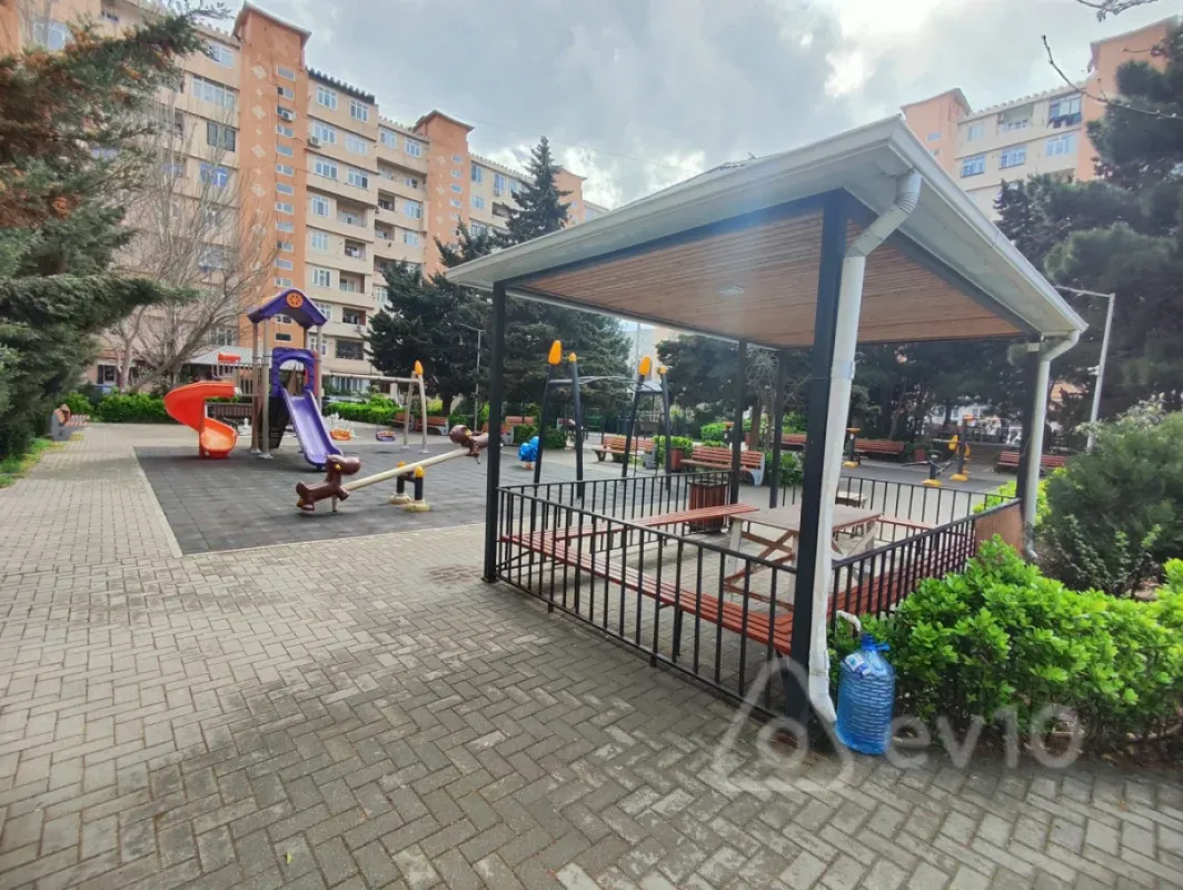 Satılır 2 otaqlı köhnə tikili 64 m²