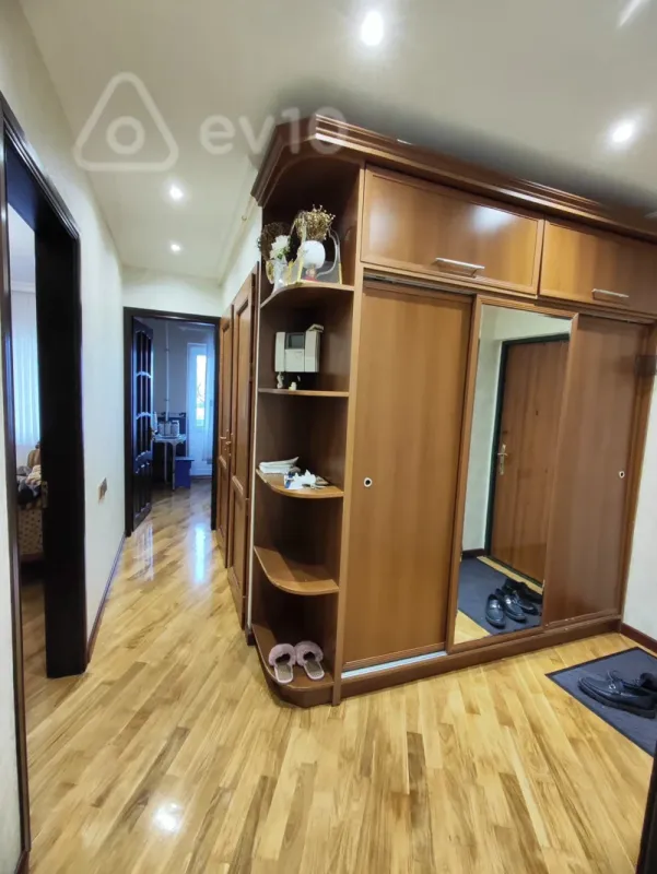 Satılır 2 otaqlı köhnə tikili 64 m²