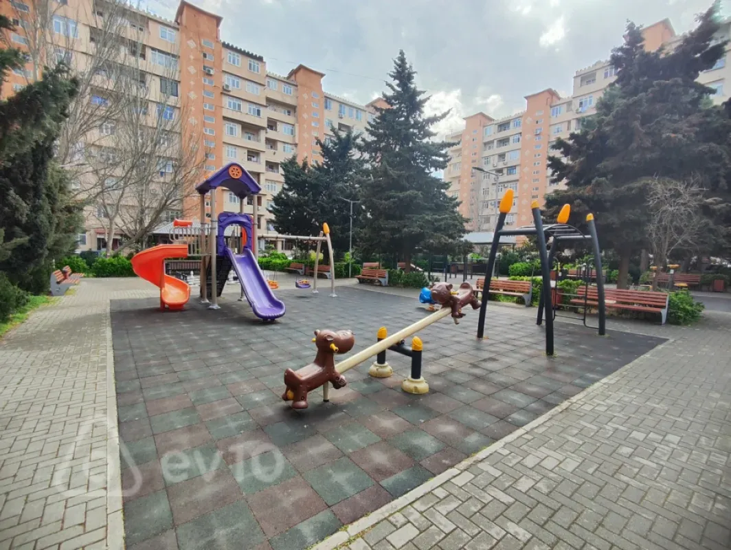 Satılır 2 otaqlı köhnə tikili 64 m²