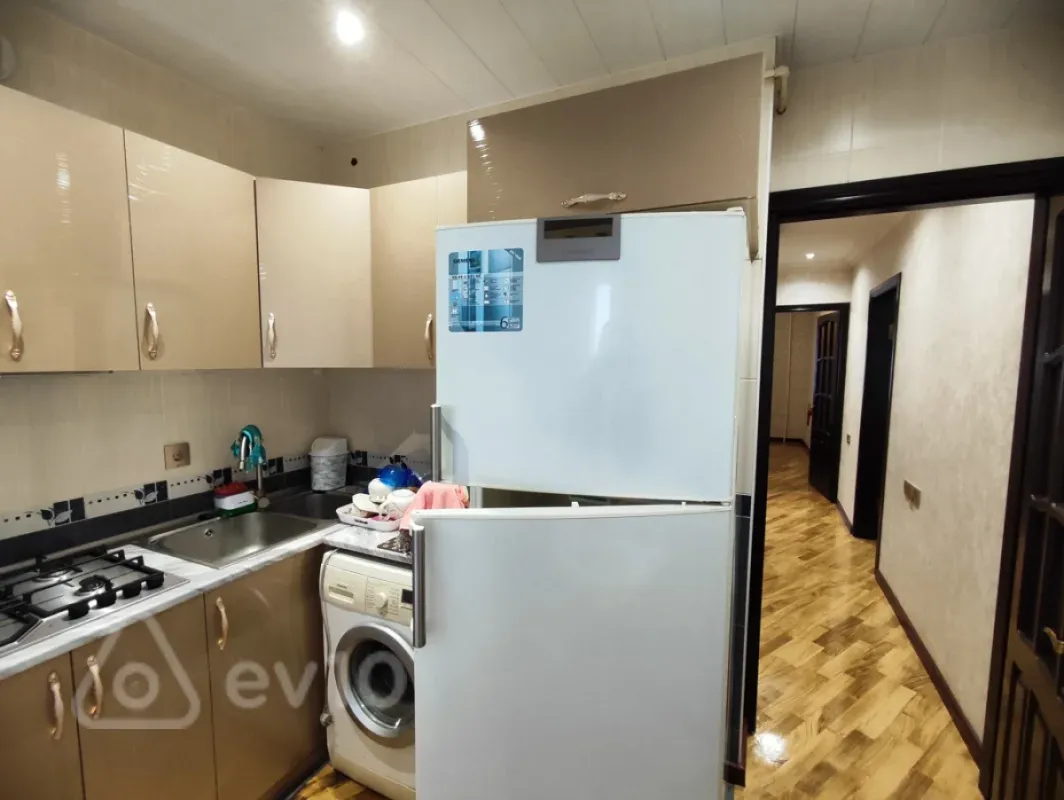 Satılır 2 otaqlı köhnə tikili 64 m²