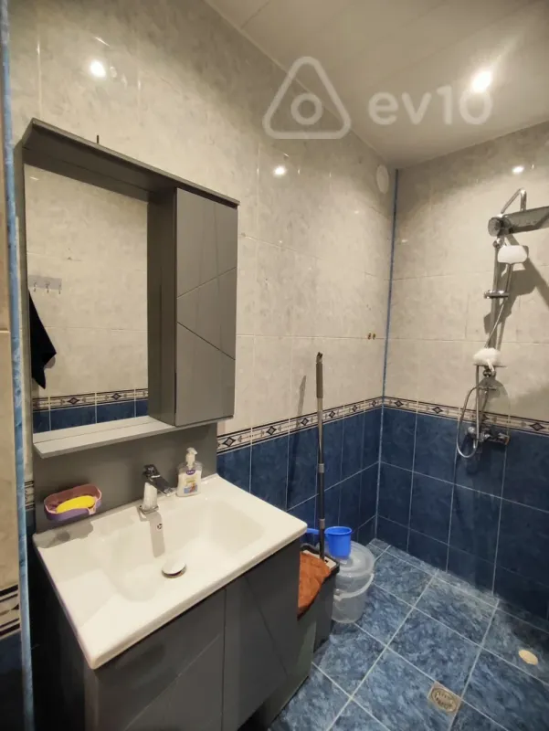 Satılır 2 otaqlı köhnə tikili 64 m²