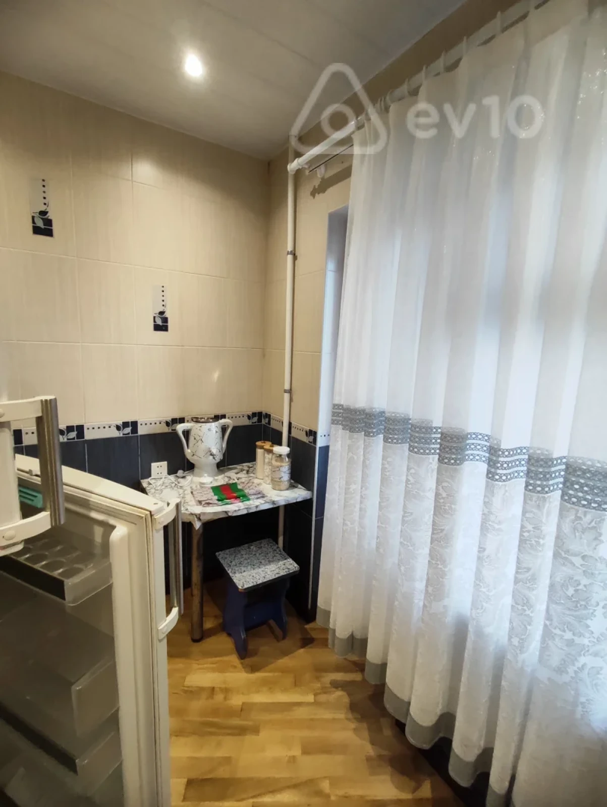 Satılır 2 otaqlı köhnə tikili 64 m²