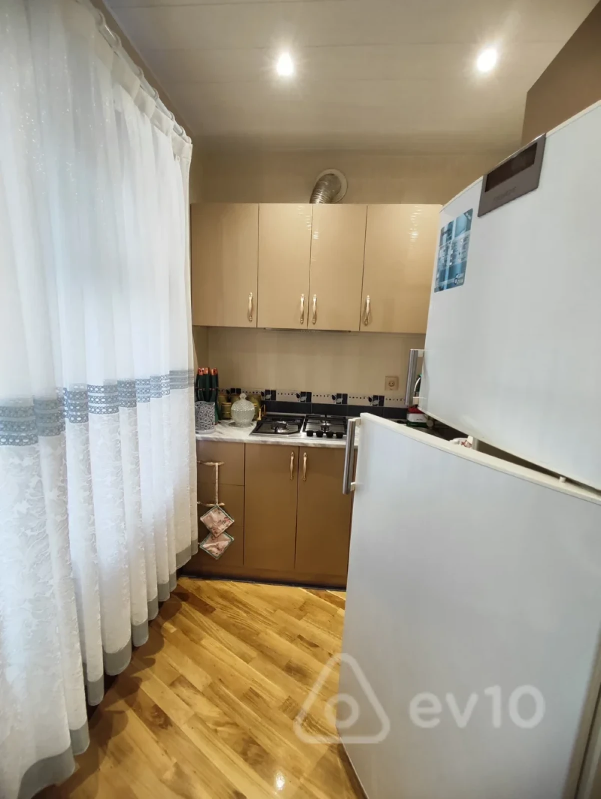 Satılır 2 otaqlı köhnə tikili 64 m²