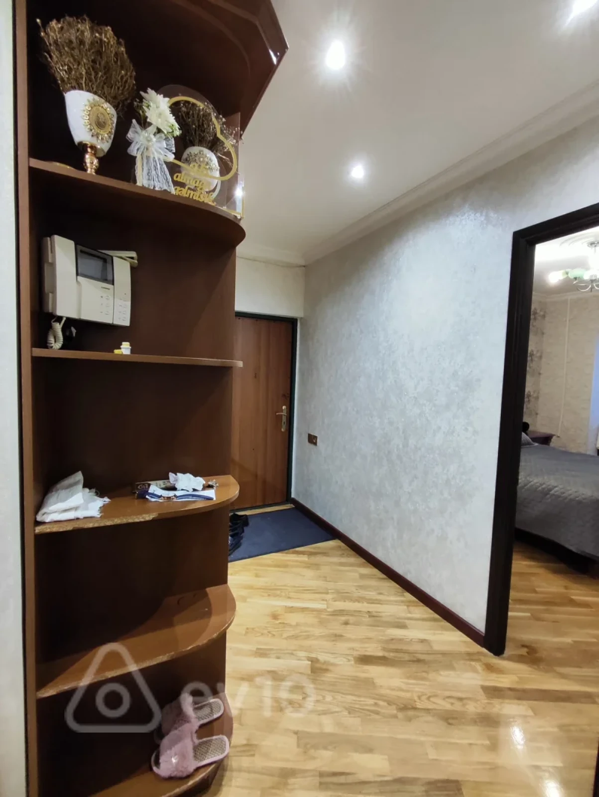 Satılır 2 otaqlı köhnə tikili 64 m²