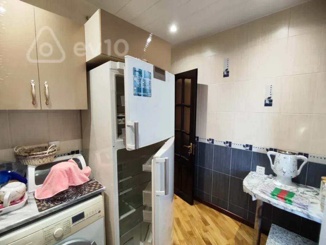 Satılır 2 otaqlı köhnə tikili 64 m²