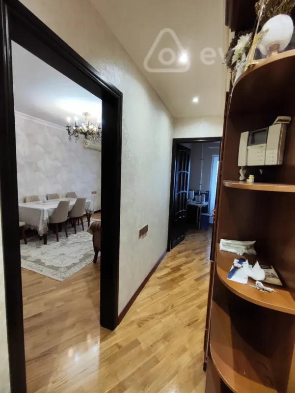 Satılır 2 otaqlı köhnə tikili 64 m²