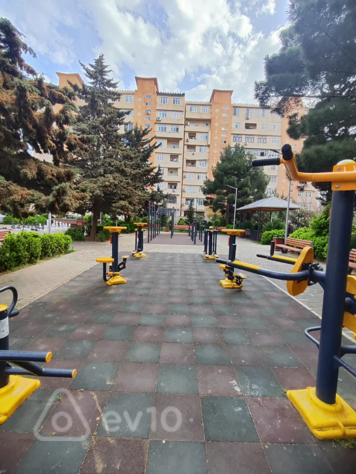 Satılır 2 otaqlı köhnə tikili 64 m²