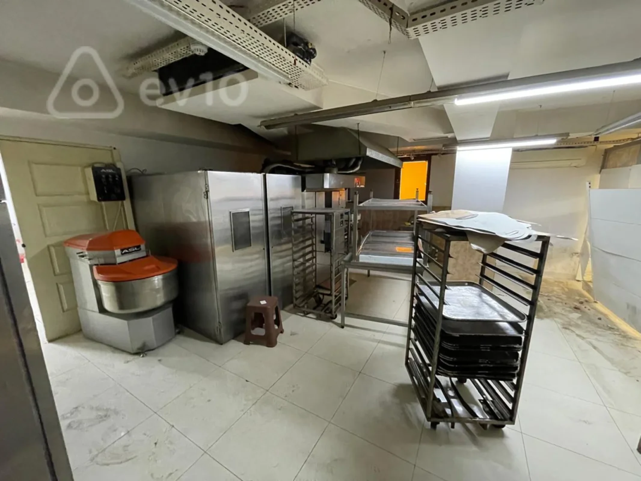 Kirayə verilir mənzil 740 m²